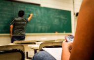 Francia prohíbe el uso de celulares en aulas de clases