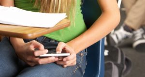 Rafa Hacker Francia prohibe el uso de celulares en aulas de clases 2