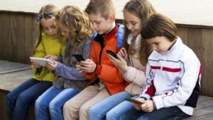 Rafa Hacker Francia prohibe el uso de celulares en aulas de clases 3